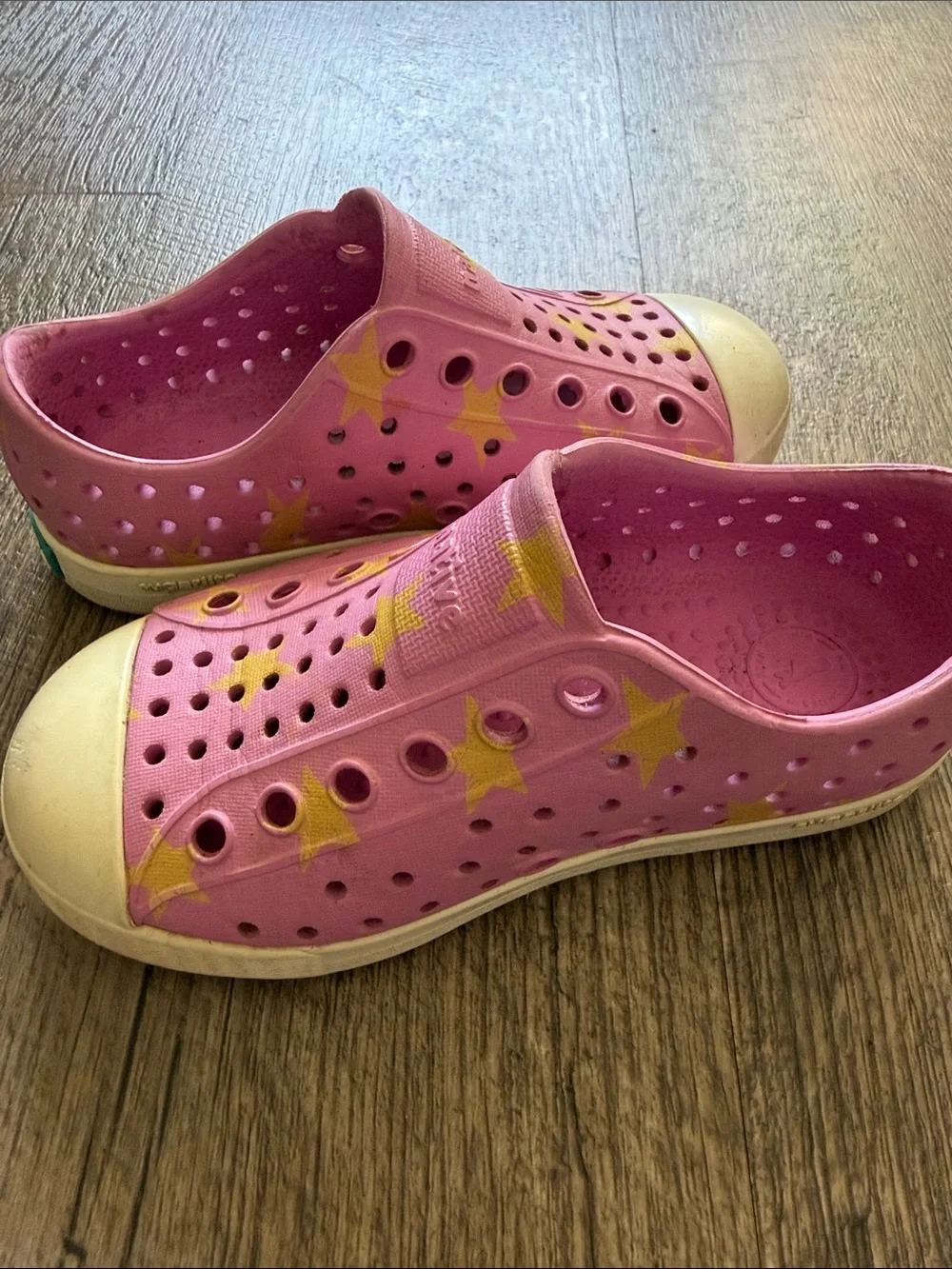 Native Jefferson Girl Shoe Sugarlite Slip on SZ C7 Waterberry Pink Yellow Stars
